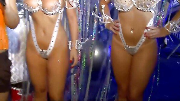 একটি সেক্সি এবং গরম পাছা সঙ্গে হিন্দি হট সেক্স একটি স্বর্ণকেশী তার ভেজা ভগ ঠোঁট ম্যাসেজ করা হয়