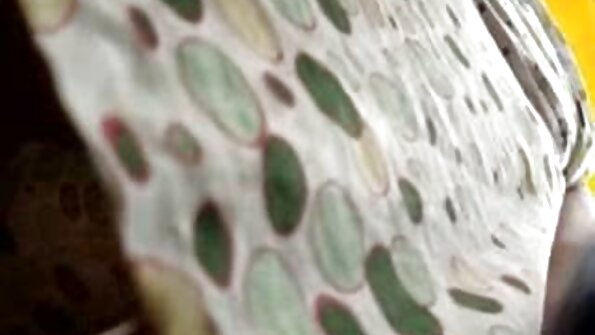 একটি কিশোর হিন্দি সেক্স ভিডিও তার ভিজা গুদ herুকিয়ে দেয় তার ডিলডো দিয়ে টাইলসে