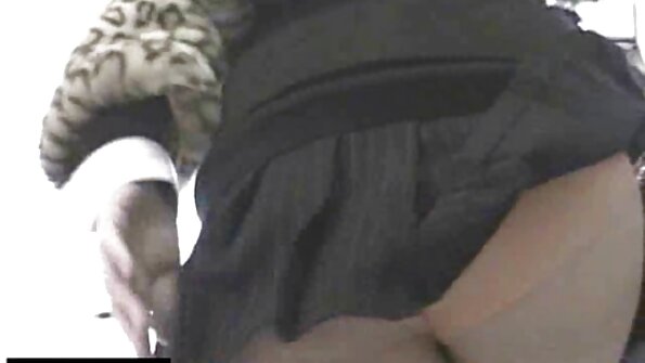 লম্বা চুলের স্বর্ণকেশী হিন্দি সেক্স সং তার গুদ দিয়ে একটি বড় শিশ্নের যত্ন নেয়