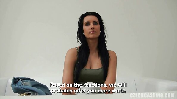 একটি স্বর্ণকেশী হিন্দি সেক্স ভিডিও এইচডি তার চুল টেনেছে যখন সে একটি মোরগ ভালভাবে চুষছে