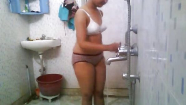 একটি সেক্সি শ্যামাঙ্গিনী হিন্দি সেক্স ভিডিও ফিল্ম লাইব্রেরিতে আছে এবং সে সেখানে চুদছে