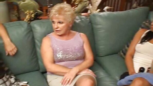 তার তরুণ চাঁচা গুদ গভীর বল হচ্ছে নিখুঁত হিন্দি সেক্স ভিডিও গান