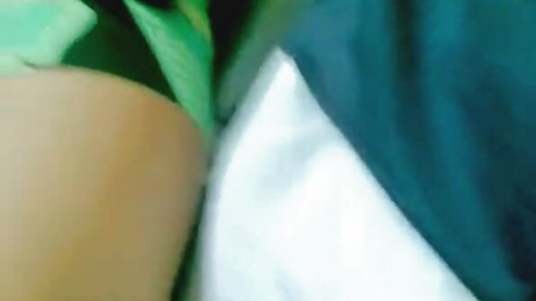 একটি দুশ্চরিত্রা তার প্রেমিকের সাথে পুলের পাশে রয়েছে, গভীরভাবে প্রবেশ করছে হিন্দি সেক্স ভিডিও এইচডি